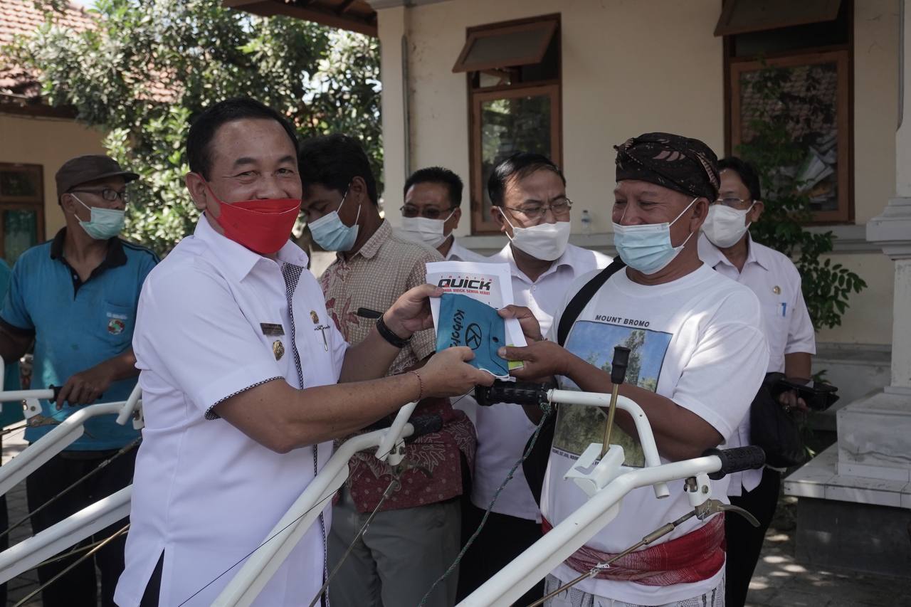 Bantu Kelompok Tani Bupati Gede Dana Serahkan Alat Mesin Pertanian