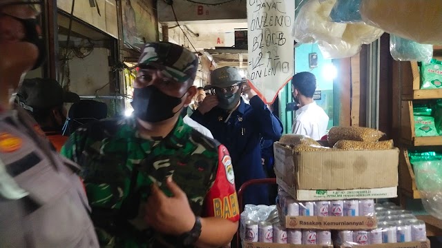 Babinsa Koramil 03/Sukmajaya Kawal Kunjungan Wakil Menteri Pertanian di Pasar Agung