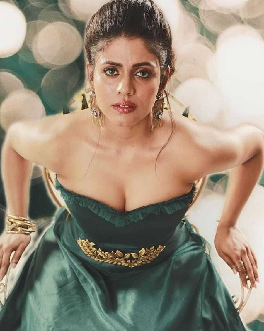 Actress Iniya Latest Hot & Sexy Photos