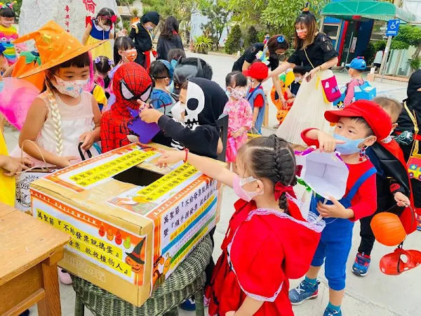 萬聖節不給發票就搗蛋 明倫幼兒園小朋友變裝做公益