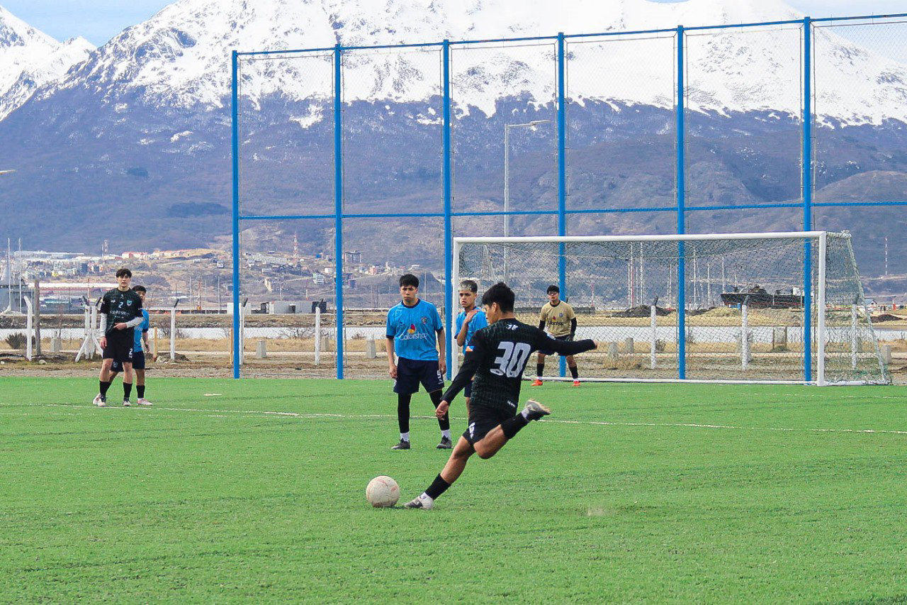 EL FÚTBOL 11 DE LOS JUEGOS FUEGUINOS TIENE A SUS CAMPEONES LOCALES