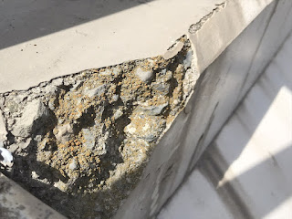 塗装部分が脱落したコンクリート