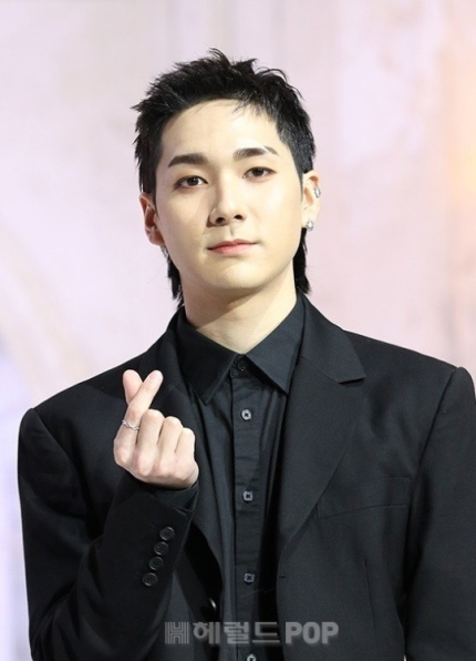 [instiz] NU’EST ARON’S EXPENSIVE FANMEETING AT 990,000 WON, SELLS OUT IN THE END