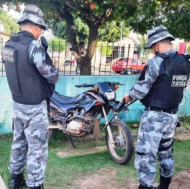 Policiais da Força Tática recuperam moto com restrição usada em assaltos em Esperantina