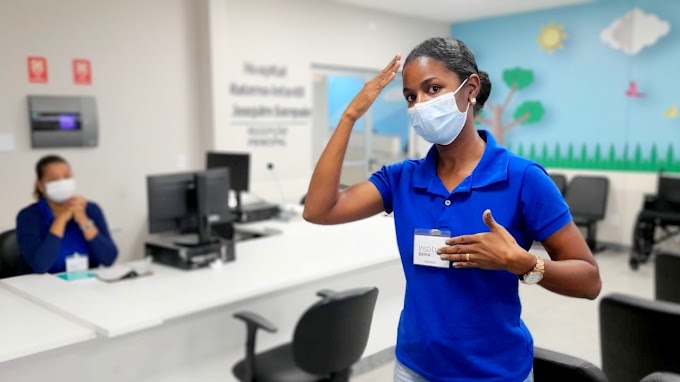 Hospital Materno-Infantil de Ilhéus tem acessibilidade com intérprete de Libras na recepção