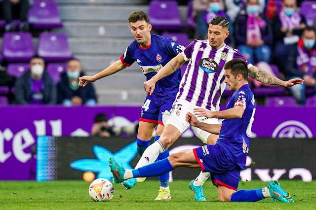 Javi Sánchez disputa el balon con Andoni López e Iker Bilbao. REAL VALLADOLID C. F 5 S. D. AMOREBIETA 1 Domingo 27/02/2022, 18:15 horas. Campeonato de Liga de 2ª División LaLiga Smart Bank, jornada 29. Valladolid, estadio José Zorrilla: 14.108 espectadores.