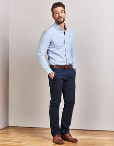 Con que color de pantalon combina una camisa azul