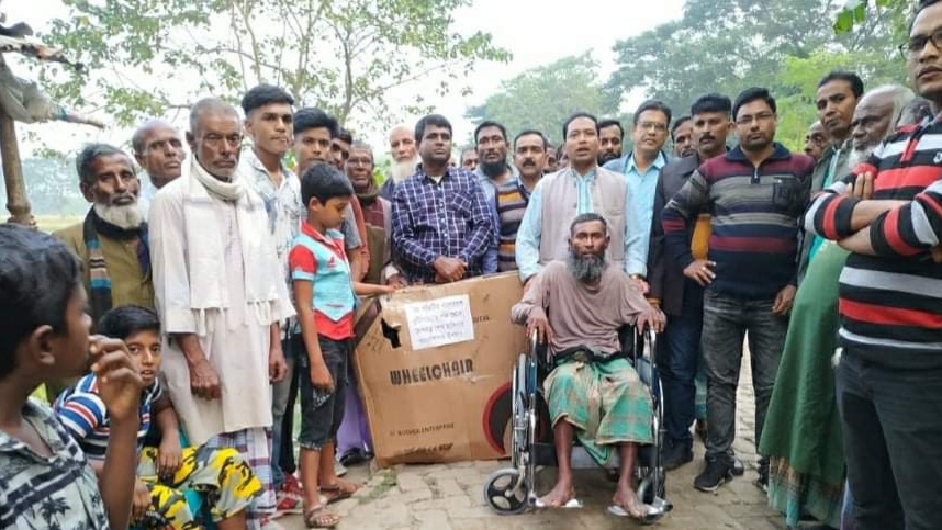 বিদ্যানন্দকাটি ইউনিয়ন আ'লীগের আহ্বায়কের নির্দেষনায় হুইল চেয়ার পেলেন বায়েজিদ খা