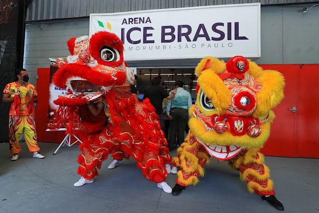 Leões chineses na frente da Arena Ice Brasil