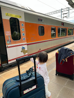 台鐵有親子列車親子車廂的設計，方便有12歲以下的幼兒家庭訂票,親子車廂車票不好搶,要如何搶到車票？訂票有沒有什麼規定？還有親子車廂內的配備有哪些？實際搭乘台鐵往來台北和瑞穗的自強號列車上親子車廂的搭乘經驗分享。