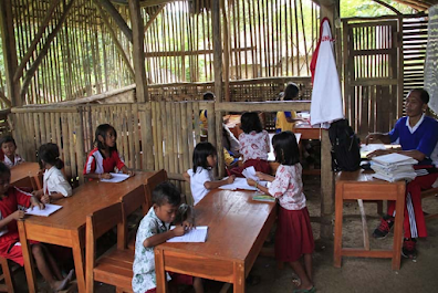 Sebuah gambaran suasana belajar di sebuah sekolah di pedalaman Papua
