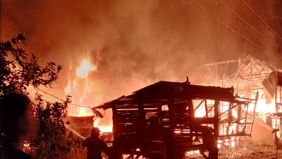 Tiga Rumah Warga Sukau Hangus Dilalap Api