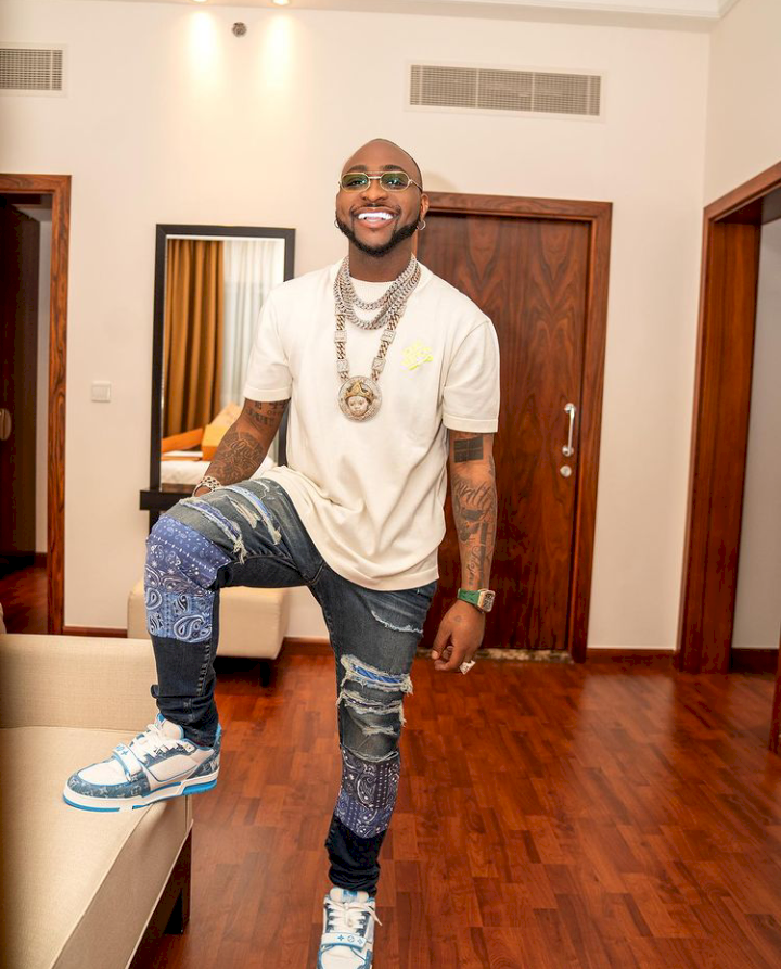 Davido Causes Comotion As He Sprays Money For Fans while Cruising In His Lamborghini (Video)