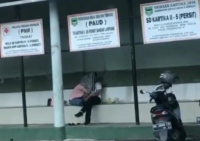 Viral! Sepasang Remaja Mesum Di Halte Sekolah, Pada Siang Bolong
