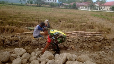 Babinsa Koramil 28/Meurah Dua sertu Gotong Royong Perbaikan Irigasi Untuk Petani