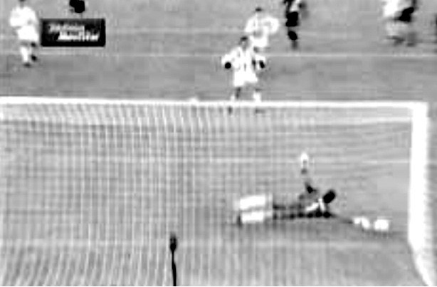 Juanmi adivinó el lanzamiento de Blanco en el penalti pero no llegó a alcanzar el balón. REAL VALLADOLID C. F. 2 REAL ZARAGOZA 0 Domingo 18/11/2001. Campeonato de Liga de 1ª División, jornada 13. Valladolid, estadio Nuevo José Zorrilla: 12.000 espectadores.