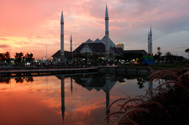 foto sunset di masjid hasyim ashari