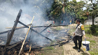 Personil Polsek Warunggunung Datangi TKP Kebakaran Rumah di Desa Jagabaya Kecamatan Warunggunung