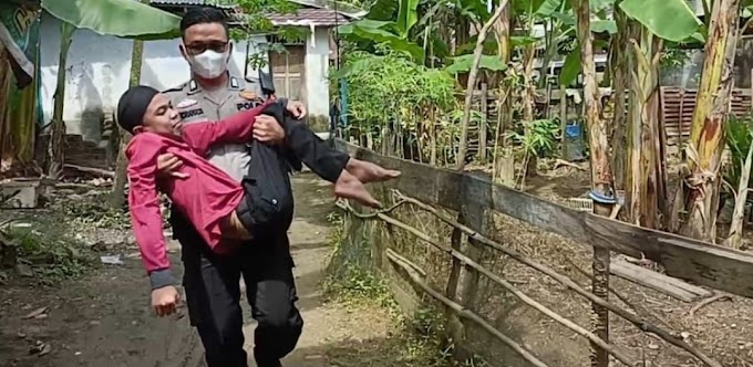 Keluarga Tak Punya Biaya, Polisi di Inhu Bopong Remaja Lumpuh dan Membawanya Berobat ke Rumah Sakit