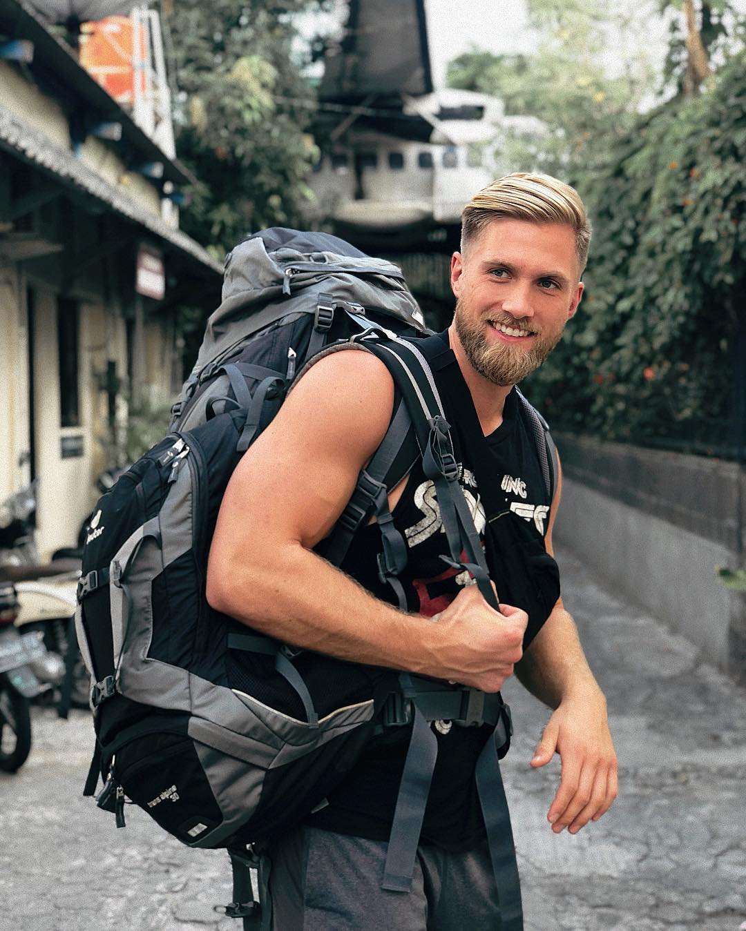 hot-street-guys-bearded-hipster-hunk-smile