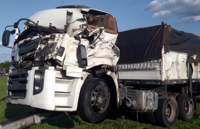 Varzeano morre após tombar caminhão carregado de vinho na Anhanguera em Cordeirópolis SP