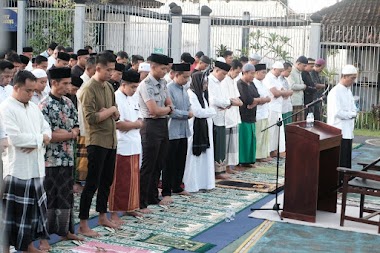 PENUH KHIDMAT, PETUGAS DAN WARGA BINAAN RUTAN BANGLI GELAR SHOLAT IED BERJAMAAH