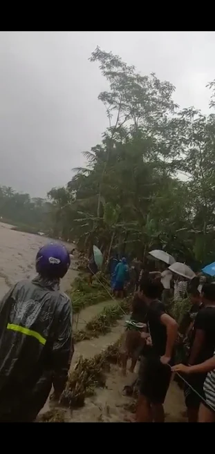 Seorang Laki-laki Terjebak Banjir 30 Menit Begini Kronologinya