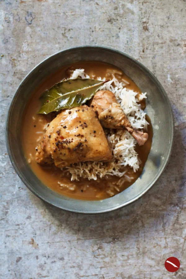 Rezept für zart geschmortes Hühnchen (Chicken Adobo) in Kokosmilch, pikant abgeschmeckt mit Knoblauch und fermentiertem schwarzen Pfeffer, angelehnt an ein philippinisches Originalrezet. #hühnchen #hähnchenkeulen #philippinisch #spanische_küche #adobo #coconut #chickenadobo #nytcooking #arthurstochterkochtdienewyorktimesleer #geschmort #backofen #römertopf #tajine #asiatisch #kokosmilch #thermomix #arthurstochterkocht #foodblog #foodphotography
