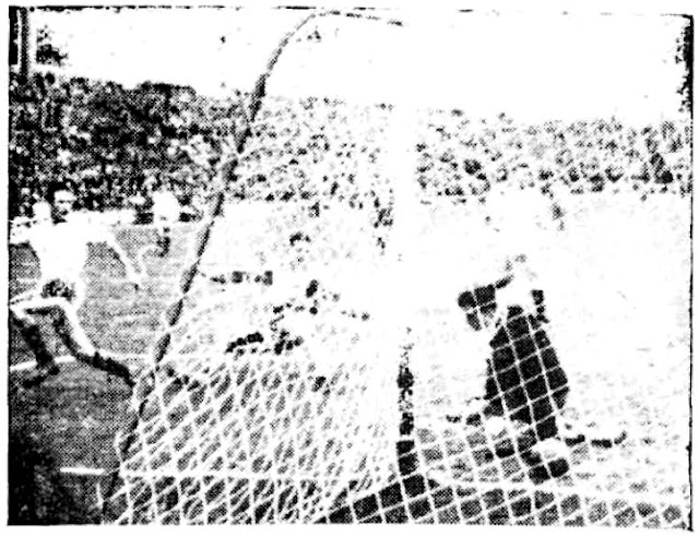El primer gol del Valladolid marcado por Murillo (Foto: Cacho). REAL VALLADOLID DEPORTIVO 4 REAL ZARAGOZA C. D. 1 Domingo 14/10/1956. Campeonato de Liga de 1º División, jornada 6. Valladolid, estadio Municipal José Zorrilla.
