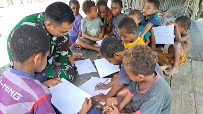 Satgas Yonif 310/KK Ajarkan Anak anak Perbatasan Membaca dan Berhitung