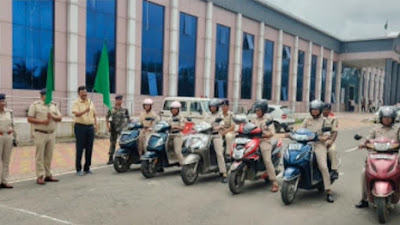 सूरजपुर पुलिस महिला रक्षा टीम का डीआईजी व एसएसपी सूरजपुर ने हरि झण्डी दिखाकर किया रवाना।    महिलाओं के लिए निडर बातावण बनाने महिला रक्षा टीम स्कूलों, कालेजों के पास करेगी पेट्रोलिंग। NN81