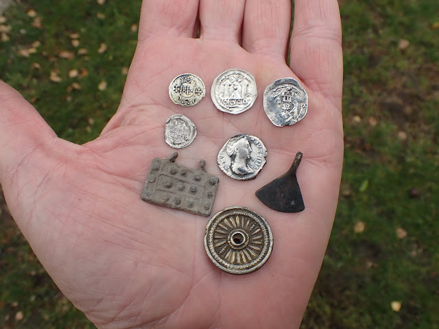 Árpád-kori érmék, római fibula, barbár amulettek