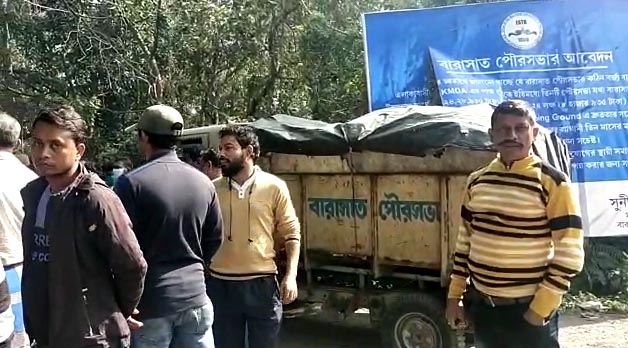 Residents-protesting-the-car-stuck