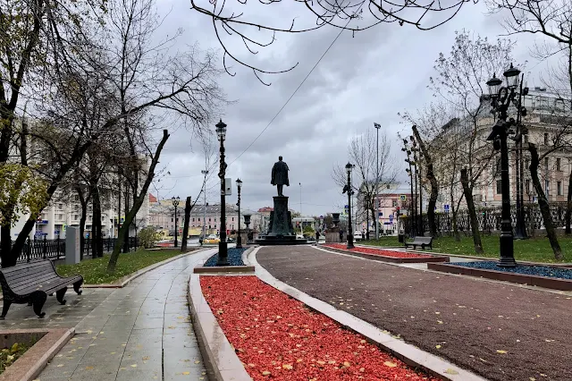 Сретенский бульвар, памятник Владимиру Шухову