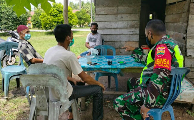 Lakukan Komsos, Babinsa Yudi Teguh Ajak Warga Desa Tanjung Melakukan Vaksinasi Covid-19