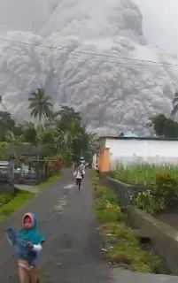 Indonesia: Residents flee after a huge ash cloud erupted from the volcano Semeru