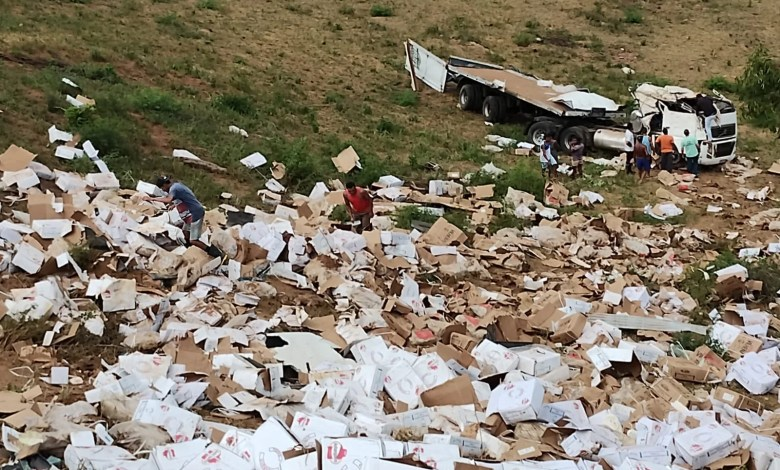 CARRETA TOMBA NA BR-420 E CARGA DE CARNE É SAQUEADA POR POPULARES NO INTERIOR DA BAHIA