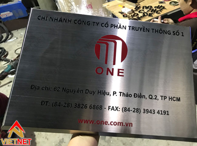 bang-ten-cong-ty-an-mon-bang-inox-truyen-thong-one