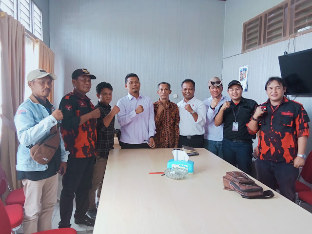 Ketum ( OMBB ) Mendatangi Polres Seluma,Media Warta Global Bengkulu TV YouTube dan Onlain,Dan rekan-rekan ormas lainnya juga LSM Beserta Beberapa pimpinan Media Onlen juga Ikut Serta Hadir.