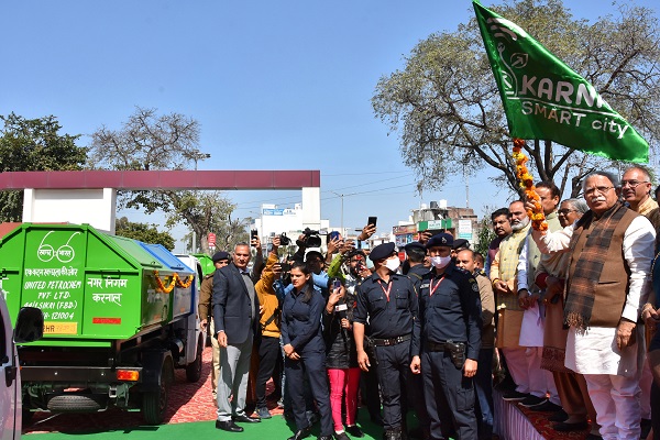 CM-Manohar-Lal-flagged-off-30-CNG-powered-mini-tippers