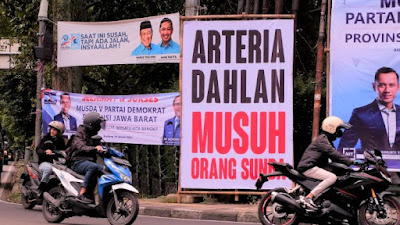 VIRAL! Spanduk 'Arteria Dahlan Musuh Orang Sunda' Hiasi Jalan Di Kota Bandung