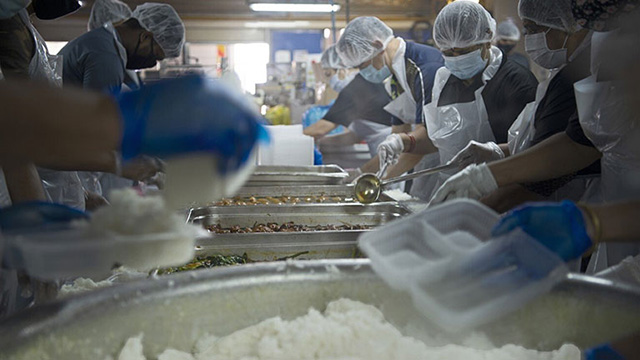 Cocineros fotografiados en el artículo de Matthew Loh "Curry rancio de 1 dólar: ¿Debe Singapur asumir el costo de las comidas de los trabajadores migrantes?"