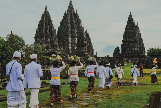 Candi adalah salah satu contoh bentuk akulturasi budaya hindu – budha dengan budaya asli indonesia k