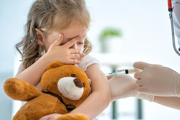 Mais de 15.000 médicos e cientistas assinam declaração contra à vacinação COVID-19 para crianças