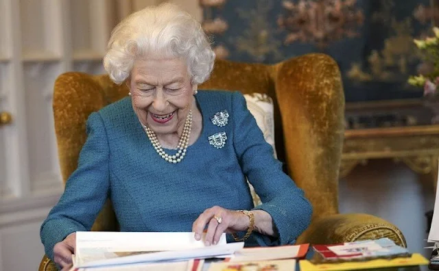 Queen Elizabeth wore a blue dress and aquamarine clip brooches. The Quuen celebrate a Platinum Jubilee, marking 70 years on the throne