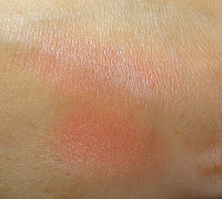 Swatch MAC Glow Play Blush Cheer Up