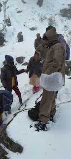 Sdrf rescued people from pithoragarh during snowfall