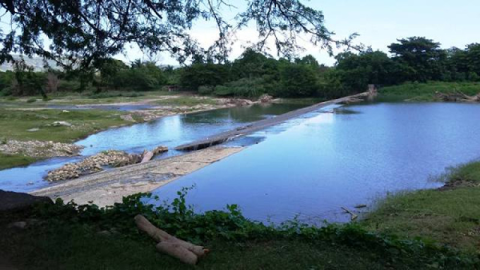 Haitianos sacan pescadores dominicanos del río Bajabonico en Puerto Plata