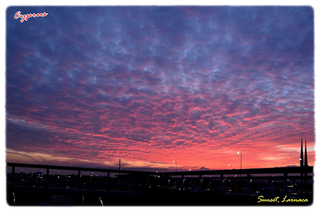 Solnedgang utenfor Larnaka internasjonale flyplass.