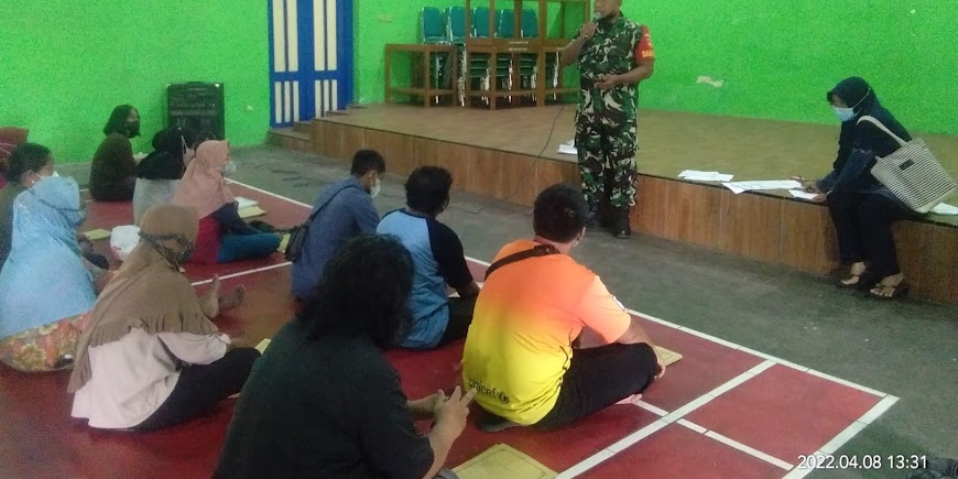 SukseskanProgram BTPKLW TNI, Babinsa Wonosari Bantu Warga Pengisian Formulir